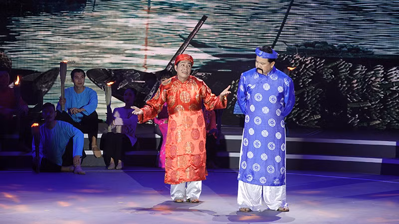 Nghệ nhân ưu tú Minh Đức (trái) và Nghệ sĩ ưu tú Lê Tứ trong tiết mục ca ra bộ "Bùi Kiệm thi rớt trở về".