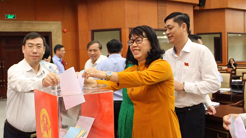 Các đại biểu bỏ phiếu tín nhiệm.