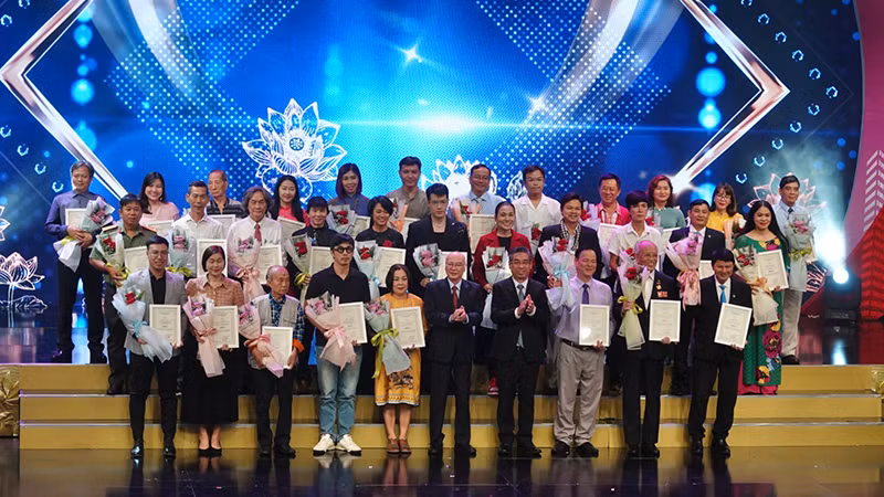 Lãnh đạo Thành phố trao giải cho các tác giả có tác phẩm đoạt giải A, B và C.