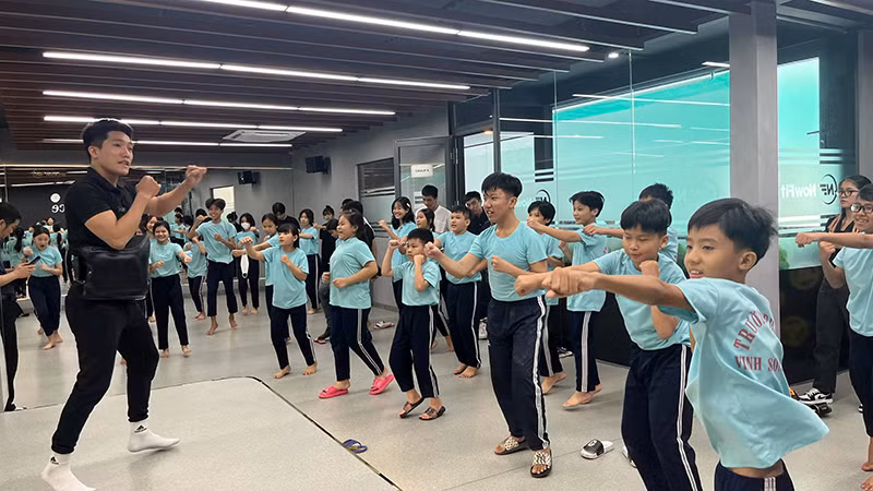 Các em tại trường phổ cập Vinh Sơn-Bình Tân làm quen với môn kickboxing.