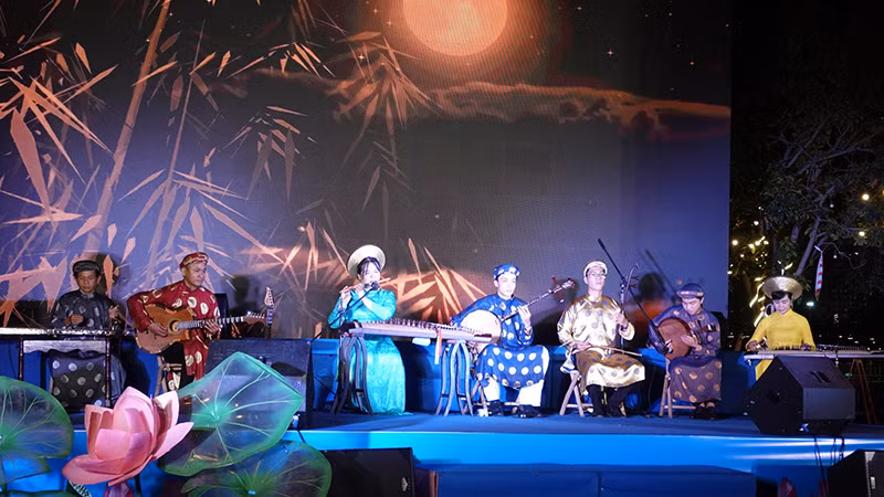 Tiết mục hòa tấu Bộ Bát Ngự (tác giả Nguyễn Quang Đại), thể điệu Chiêu quân - Ái tử kê của đơn vị thành phố Thủ Đức.