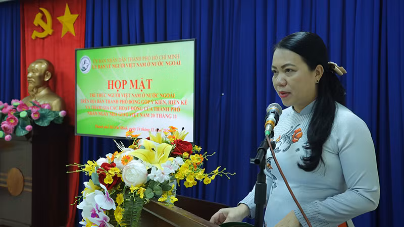 Bà Vũ Thị Huỳnh Mai, Chủ nhiệm Ủy ban về người Việt Nam ở nước ngoài Thành phố Hồ Chí Minh phát biểu tại buổi họp mặt.