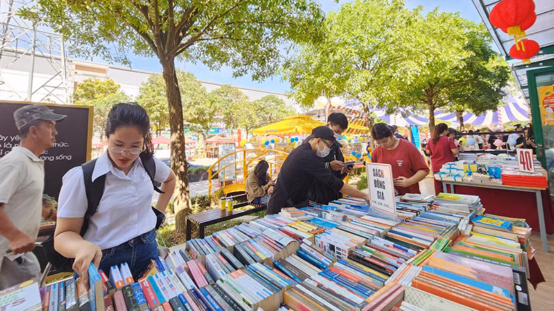 Nhiều chương trình giảm giá tại Đường sách thành phố Thủ Đức trong ngày khánh thành.