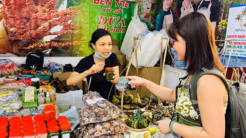 Nhiều đặc sản vùng miền được giới thiệu tại Lễ hội Rạng danh văn hóa ẩm thực Việt.