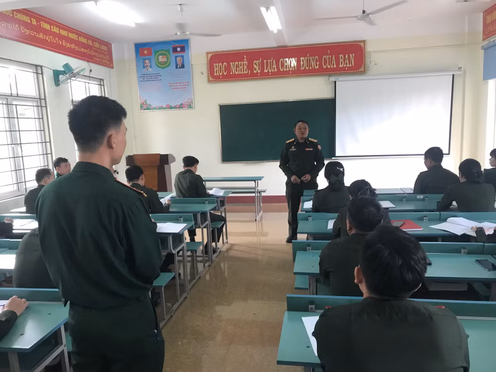 Một buổi học lý thuyết của các học viên sĩ quan nước bạn Lào tại Trường 21.
