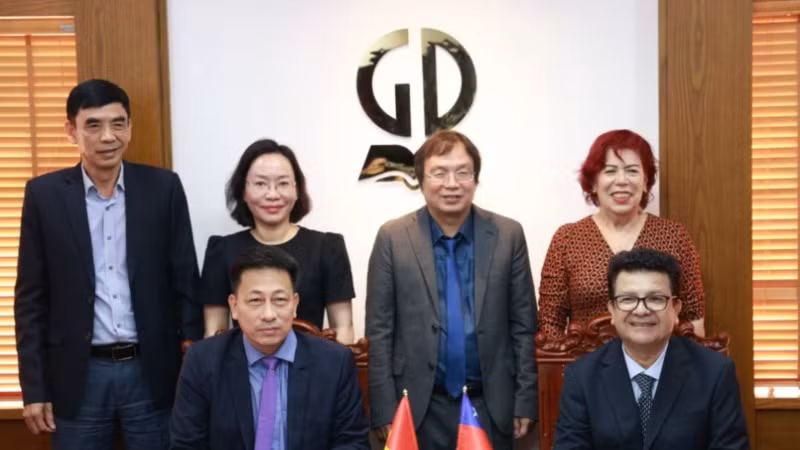 Ngài Sergio Narea, Đại sứ Chile tại Việt Nam và Tổng biên tập Nhà xuất bản Giáo dục Việt Nam Phạm Vĩnh Thái ký thoả thuận hợp tác về văn hoá và dịch thuật. (Ảnh: Vietnamplus)