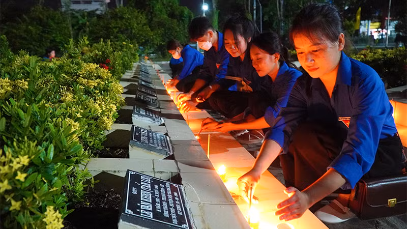 Tuổi trẻ Đồng Tháp thắp nến tri ân, tối 26/7/2023. (Ảnh: HỮU NGHĨA)