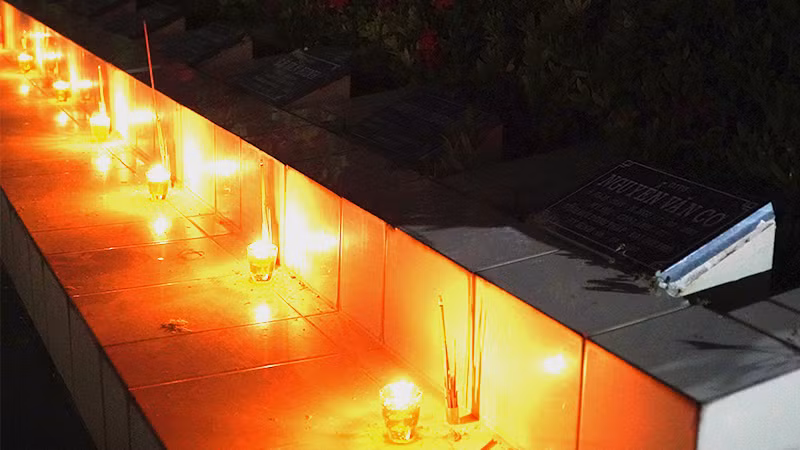 Những ngọn nến tri ân ấm áp sau khi được thắp tại Nghĩa trang liệt sĩ tỉnh Đồng Tháp. (Ảnh: HỮU NGHĨA)