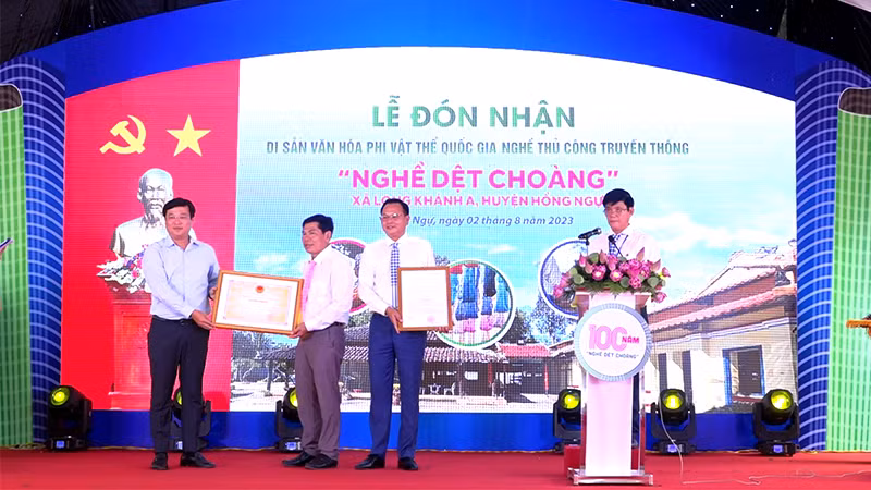 Bí thư Tỉnh ủy Đồng Tháp Lê Quốc Phong trao quyết định và Bằng công nhận Di sản văn hóa phi vật thể quốc gia nghề thủ công truyền thống - nghề dệt choàng xã Long Khánh A.