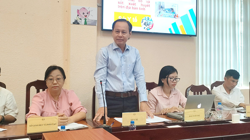 Bác sĩ Phan Thanh Tùng phát biểu cung cấp thông tin bệnh đau mắt đỏ. (Ảnh: HỮU NGHĨA)