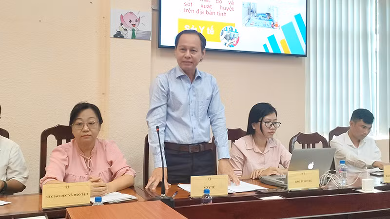 Bác sĩ Phan Thanh Tùng phát biểu cung cấp thông tin bệnh đau mắt đỏ. (Ảnh: HỮU NGHĨA)