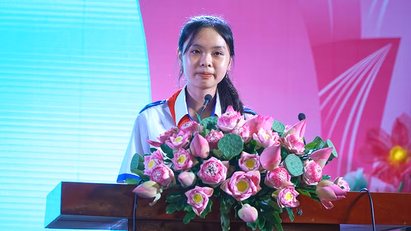 Em Lê Huỳnh Hải Ngọc, lớp 9/3, Trường trung học cơ sở Vĩnh Thới, huyện Lai Vung, tỉnh Đồng Tháp phát biểu tại buổi nhận học bổng. (Ảnh: HỮU NGHĨA)