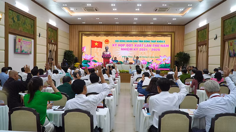 Đại biểu thông qua dự thảo nghị quyết tại kỳ họp.