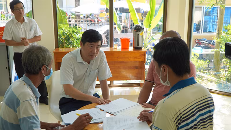 Chủ tịch Ủy ban nhân dân tỉnh Đồng Tháp Phạm Thiện Nghĩa trao đổi với người dân làm thủ tục cấp giấy chứng nhận cơ sở đủ điều kiện an toàn thực phẩm.