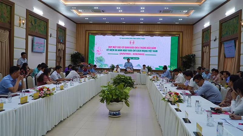 Quang cảnh buổi họp mặt các cơ quan báo chí.