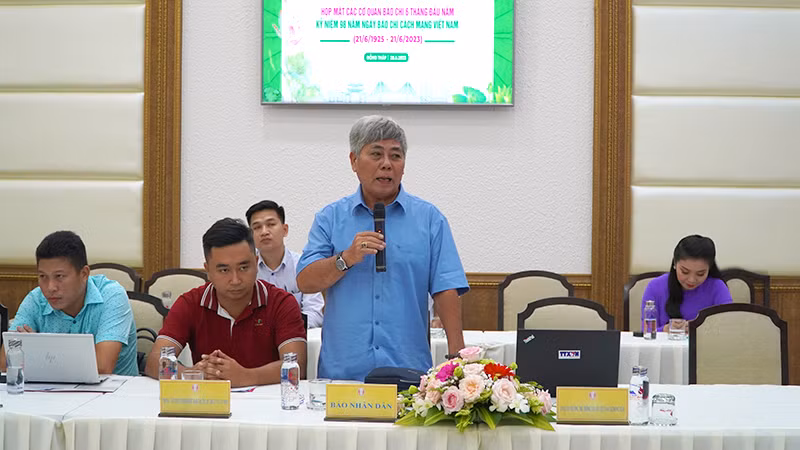 Nhà báo Dương Hồng Lâm, Phó trưởng Cơ quan Thường trực Báo Nhân Dân tại Cần Thơ trao đổi tại buổi họp mặt.