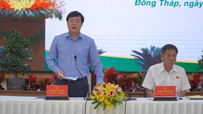 Bí thư Tỉnh ủy, Trưởng Đoàn đại biểu Quốc hội tỉnh Đồng Tháp Lê Quốc Phong phát biểu tại hội nghị. (Ảnh: HỮU NGHĨA)