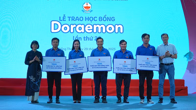 Nhà xuất bản Kim Đồng trao tặng 50 tủ sách Kim Đồng cho thiếu nhi 5 tỉnh, thành phố. (Ảnh: HỮU NGHĨA)