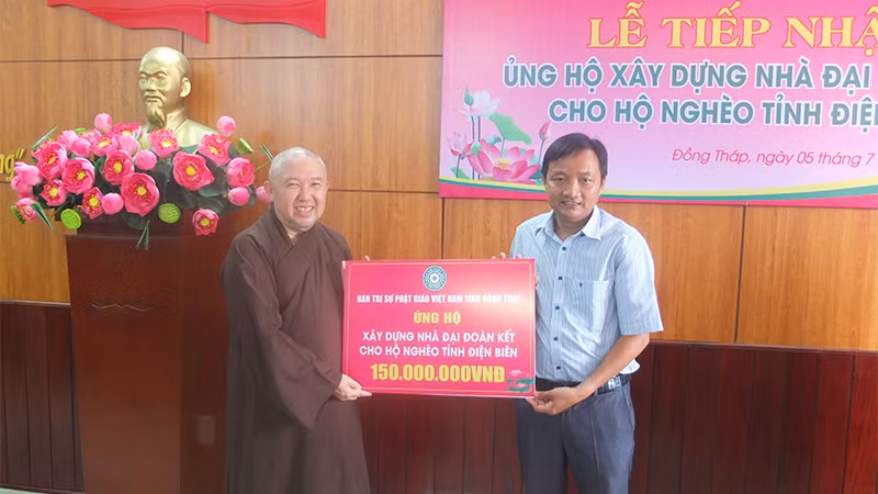 Đại diện Ban Trị sự Phật giáo Việt Nam tỉnh Đồng Tháp ủng hộ kinh phí xây dựng nhà Đại đoàn kết cho hộ nghèo tỉnh Điện Biên