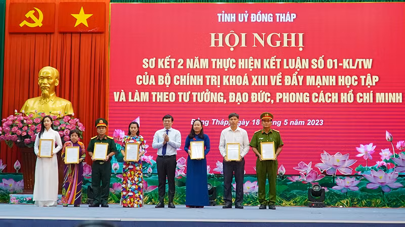 Trao trao Thư khen của Bí thư Tỉnh ủy Đồng Tháp cho các tập thể, cá nhân tiêu biểu. (Ảnh: HỮU NGHĨA)