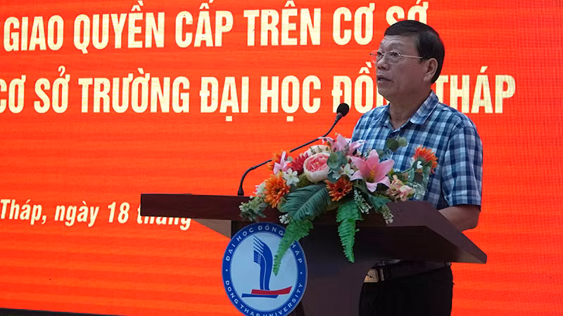 Trưởng Ban Tổ chức Tỉnh ủy Đồng Tháp Trần Văn Cường phát biểu tại buổi trao quyết định. (Ảnh: HỮU NGHĨA)