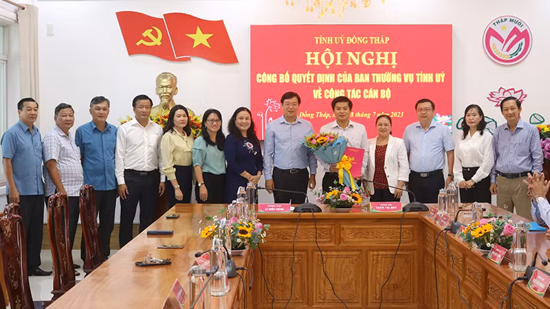 Bí thư Tỉnh ủy Đồng Tháp Lê Quốc Phong trao quyết định công tác cán bộ cho đồng chí Đoàn Thanh Bình.