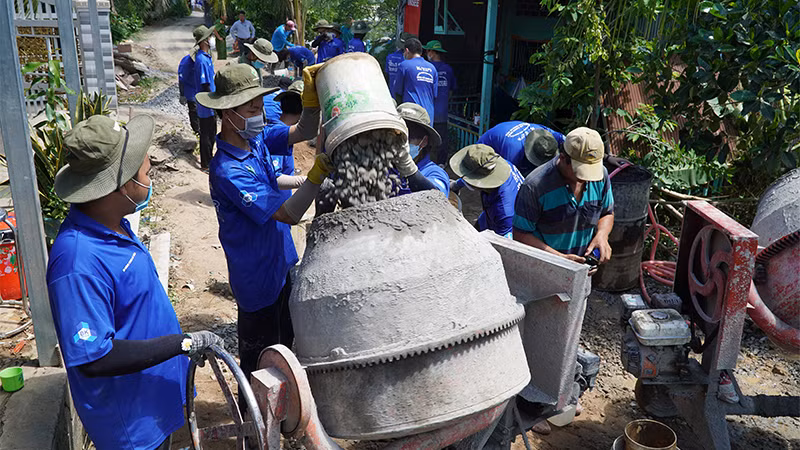 Chiến sĩ tình nguyện Mùa hè xanh của Trường đại học Bách khoa (Đại học Quốc gia Thành phố Hồ Chí Minh) tham gia làm đường tại huyện Tân Hồng, tỉnh Đồng Tháp. (Ảnh: HỮU NGHĨA)