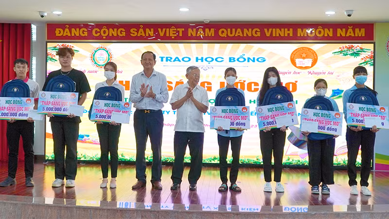 Sinh viên vượt khó, học giỏi nhận học bổng "Thắp sáng ước mơ".