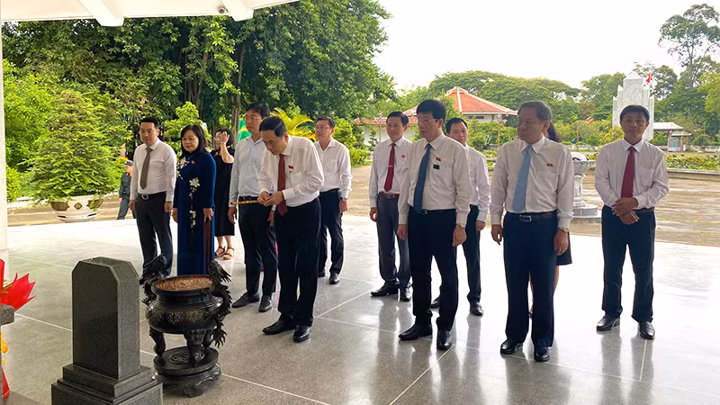 Đồng chí Trần Thanh Mẫn dâng hương mộ Cụ Phó bảng Nguyễn Sinh Sắc.