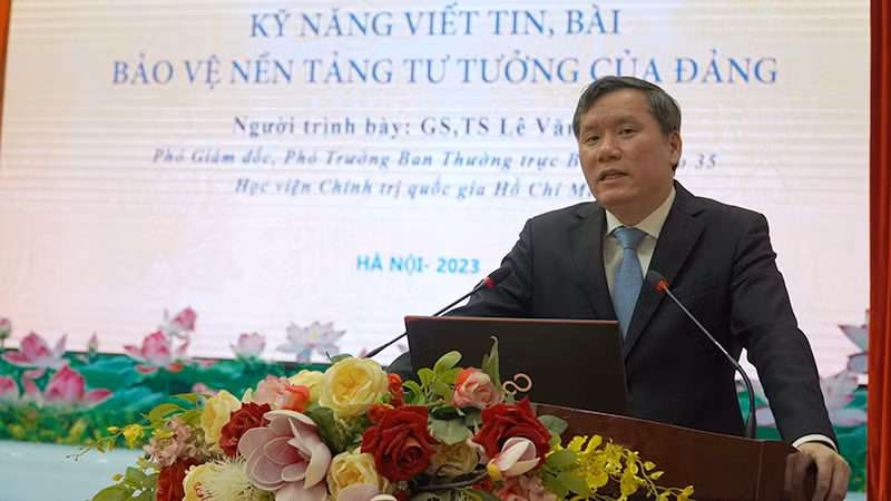 Giáo sư, Tiến sĩ Lê Văn Lợi, Phó Giám đốc Học viện Chính trị Quốc gia Hồ Chí Minh, trình bày tại hội nghị. (Ảnh: HỮU NGHĨA)