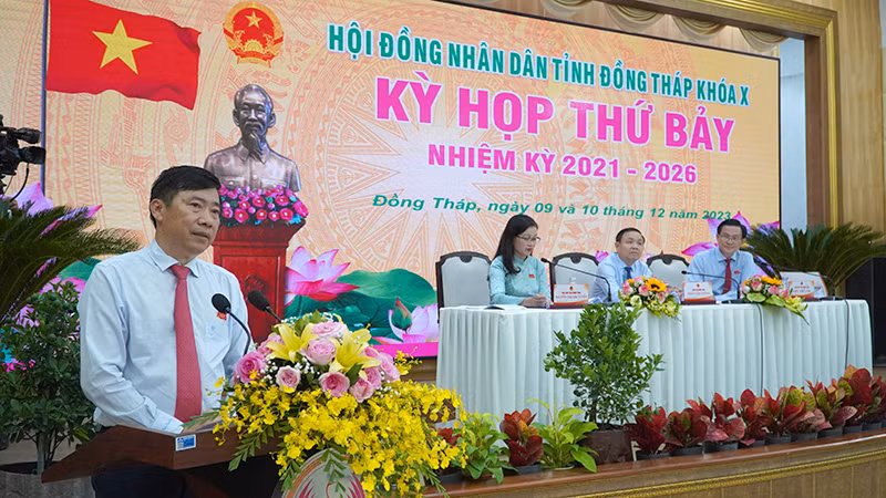 Chủ tịch Ủy ban nhân dân tỉnh Đồng Tháp Phạm Thiện Nghĩa phát biểu tại kỳ họp.