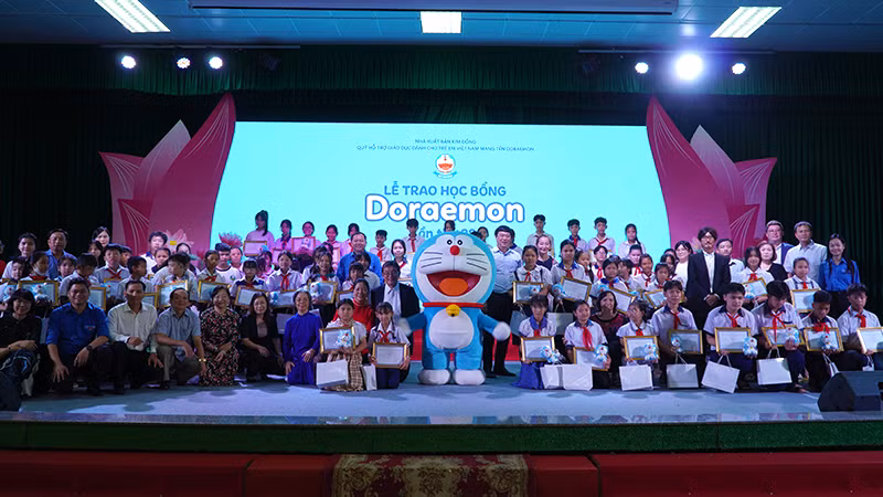 Đại biểu chụp ảnh lưu niệm cùng học sinh được nhận học bổng. (Ảnh: HỮU NGHĨA)