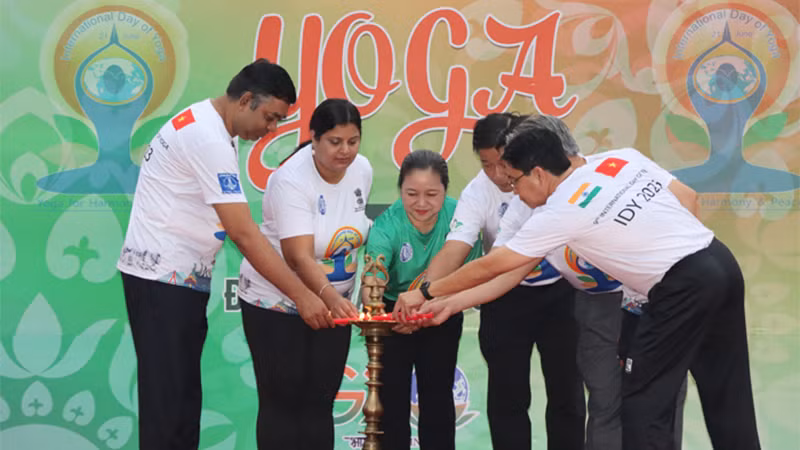 Lãnh đạo tỉnh Đồng Tháp và Lãnh sự Ấn Độ tại Thành phố Hồ Chí Minh thực hiện nghi thức thắp đèn truyền thống của Ấn Độ. (Ảnh: CTTĐT Đồng Tháp)