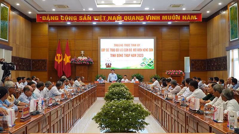 Bí thư Tỉnh ủy Đồng Tháp Lê Quốc Phong phát biểu tại buổi gặp gỡ nông dân. (Ảnh: HỮU NGHĨA)