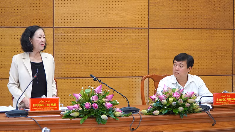 Đồng chí Trương Thị Mai phát biểu tại buổi làm việc.