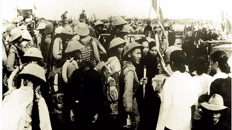 Nhân dân đưa tiễn bộ đội xuống tàu tập kết ra bắc năm 1954 (bến sông trước Dinh Quận Cao Lãnh). (Ảnh: Bảo tàng tỉnh Đồng Tháp)