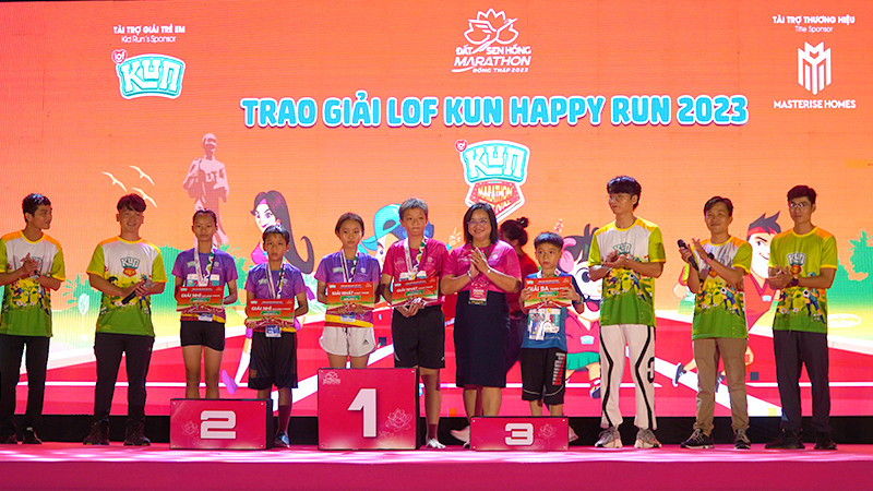 Giám đốc Sở Văn hóa, Thể thao và Du lịch tỉnh Đồng Tháp Huỳnh Thị Hoài Thu trao giải cho các vận động viên trẻ em cự ly 800m.