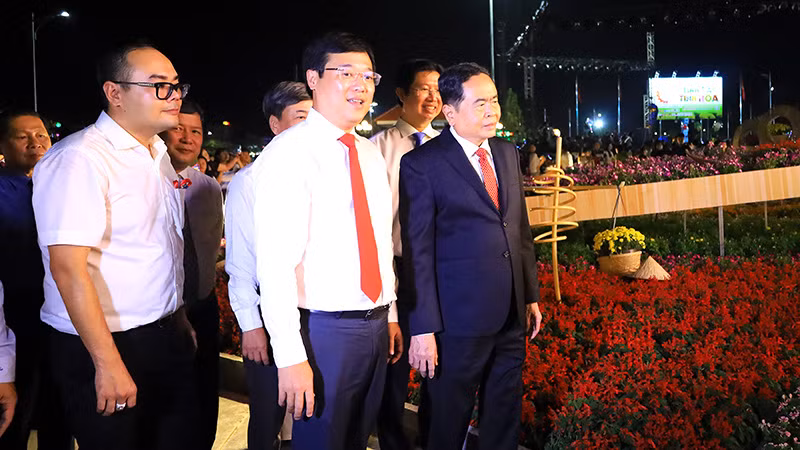 Phó Chủ tịch Thường trực Quốc hội Trần Thanh Mẫn tham quan Festival Hoa-kiểng Sa Đéc.