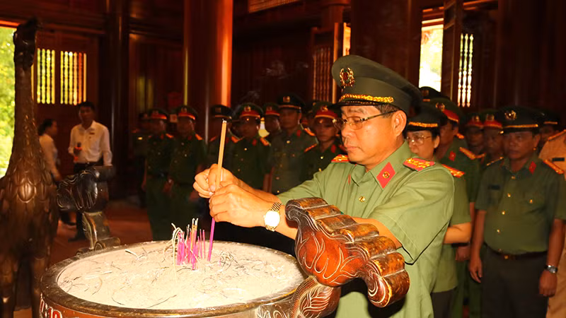 Đại tá Nguyễn Văn Hiểu thắp hương tại Khu di tích lịch sử văn hóa Kim Liên, tỉnh Nghệ An.