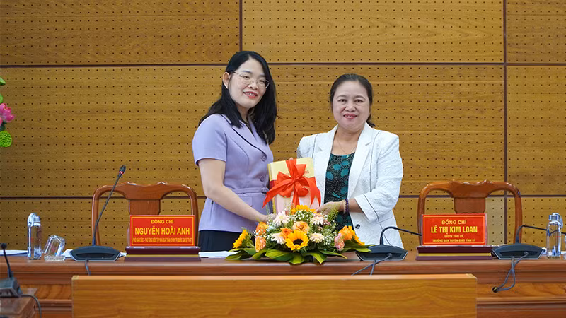 Đồng chí Nguyễn Hoài Anh trao tặng Tỉnh ủy Đồng Tháp một số đầu sách lý luận chính trị.