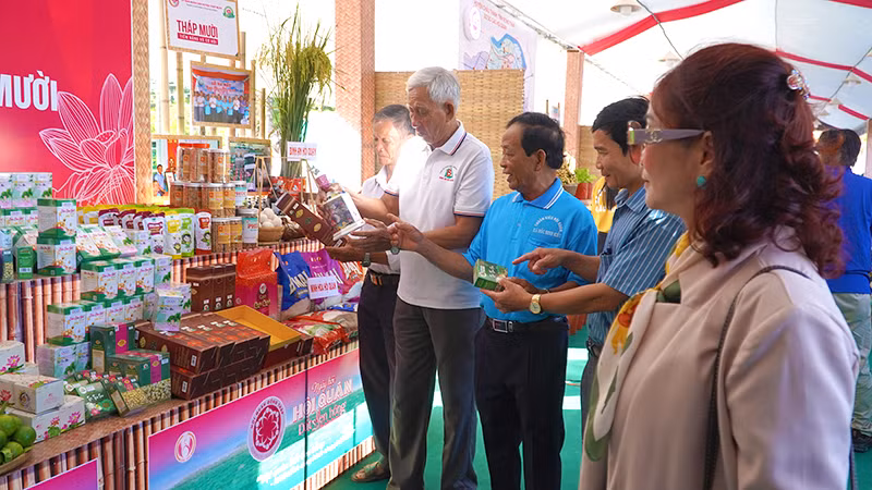 Gian hàng của huyện Tháp Mười thu hút khách khi có nhiều sản phẩm OCOP bắt mắt. (Ảnh: HỮU NGHĨA)