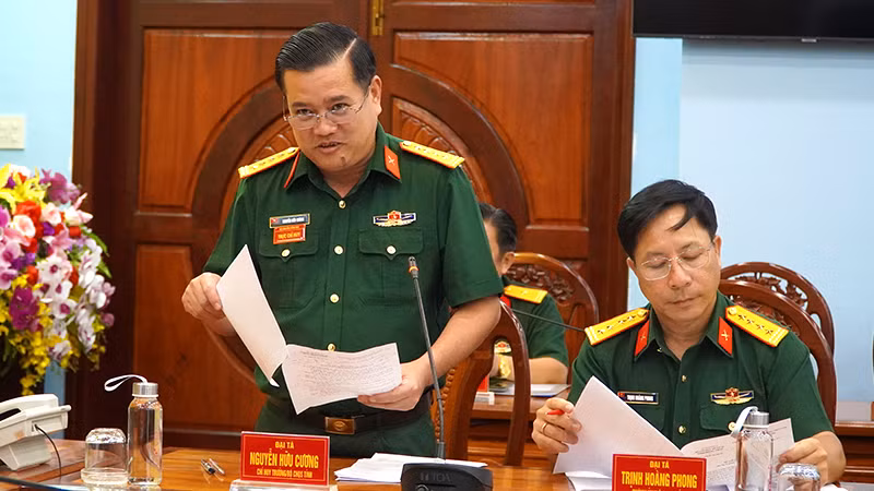 Đại tá Nguyễn Hữu Cương, Chỉ huy trưởng Bộ chỉ huy Quân sự tỉnh Đồng Tháp thông tin việc đào tạo nghề cho hạ sĩ quan, binh sĩ. (Ảnh: HỮU NGHĨA)