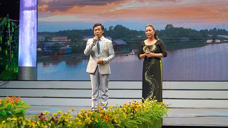 Thí sinh đến từ tỉnh An Giang tham gia thi khởi động. (Ảnh: HỮU NGHĨA)