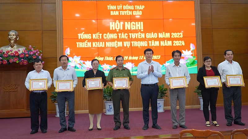 Bí thư Tỉnh ủy Lê Quốc Phong trao Bằng khen cho các tập thể, cá nhân. (Ảnh: HỮU NGHĨA)