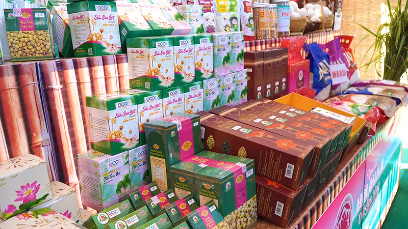 Sản phẩm OCOP huyện Tháp Mười. (Ảnh: HỮU NGHĨA)