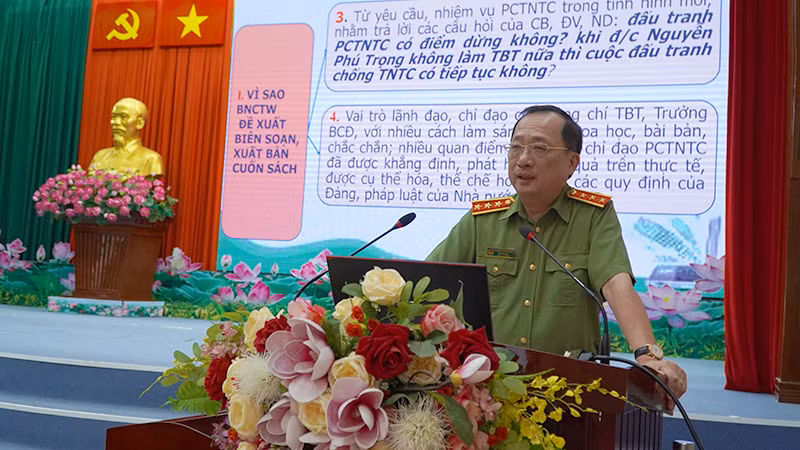 Thượng tướng, Phó Giáo sư, Tiến sĩ Nguyễn Văn Thành báo cáo đến đại biểu những nội dung cốt lõi của tác phẩm.