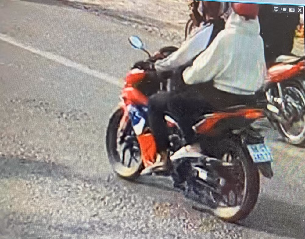 Nam thanh niên điều khiển xe mô-tô gây tai nạn. (Ảnh: Cắt từ camera)