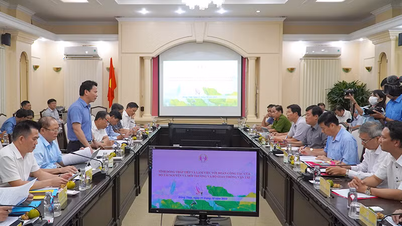 Bộ trưởng Tài nguyên và Môi trường Đặng Quốc Khánh phát biểu tại buổi làm việc.