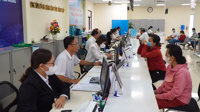 Nhiều người dân đến làm thủ tục hành chính tại Trung tâm Hành chính công.