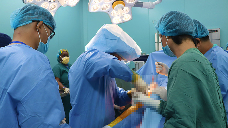 Bác sĩ thực hiện phẫu thuật thay khớp cho bệnh nhân.